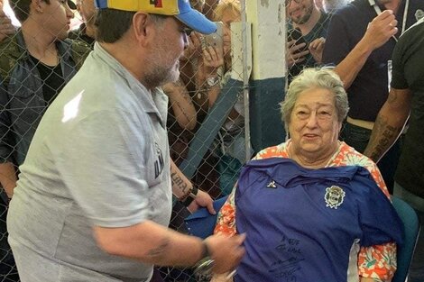 Robaron las camisetas firmadas por Diego Maradona y donadas a las Madres de Plaza de Mayo