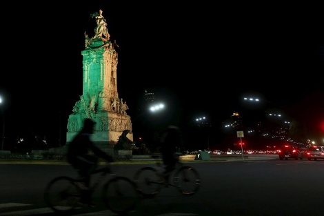 La Ciudad ilumina edificios y monumentos con los colores de la bandera española