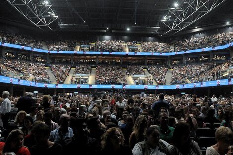 Vecinos se concentran en Villa Crespo en contra del estadio Movistar Arena