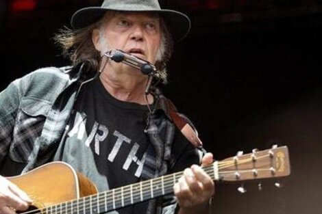 Por qué Neil Young pidió borrar todo su catálogo de Spotify