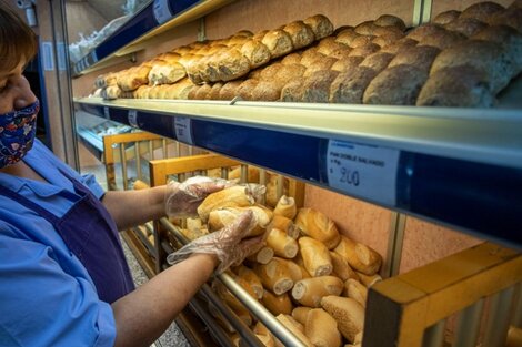 El Gobierno acordó con panaderos mantener el kilo de pan entre $180 y $220