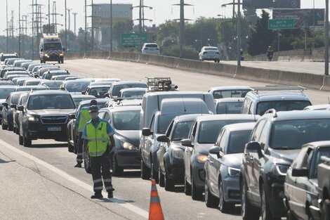 Largas filas de autos en los accesos a la Ciudad