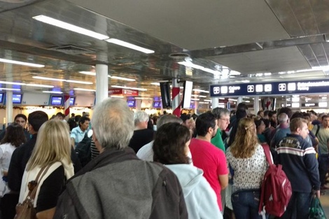 Aerolíneas Argentinas reprograma vuelos por el paro de controladores