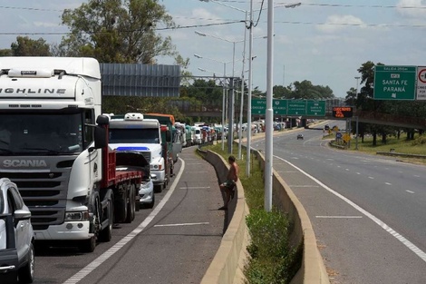 Transportistas de granos comenzaron un paro contra el aumento del gasoil