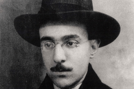 Apo lee “Poema en línea recta”, de Fernando Pessoa