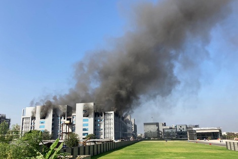 Feroz incendio en un edificio del mayor fabricante de vacunas del mundo en la India