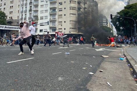 Tensión en el Congreso: manifestantes arrojaron piedras en rechazo al acuerdo con el FMI y la Policía desalojó la protesta