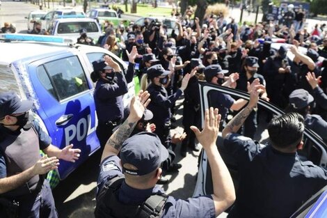 Continúa la protesta de efectivos bonaerenses pese a anuncio de la Provincia