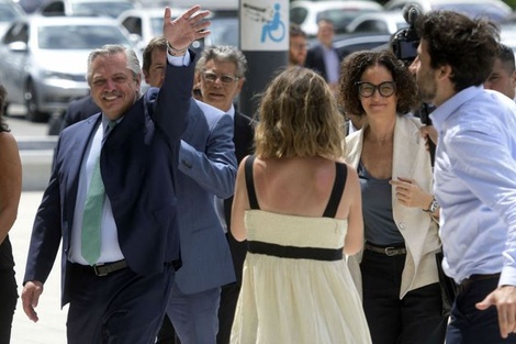 Caminando, el presidente llegó al Centro Cultural Kirchner