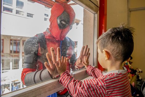 La emotiva Navidad en el Garrahan: superheroínas y superhéroes saludaron a niños y niñas internados