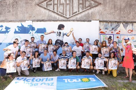 La Plata: Victoria Tolosa Paz participó en la pintada de un mural de Diego Maradona