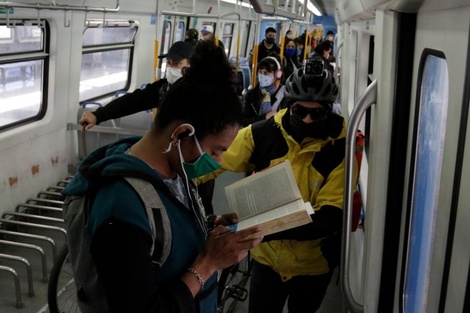 Transporte público: a partir de hoy los pasajeros podrán volver a viajar parados en colectivos y trenes