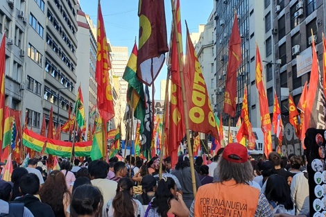 Masiva protesta frente a la Embajada de Bolivia