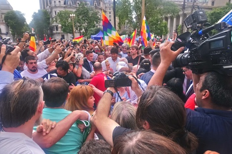 Evo Morales marcha junto a las Madres de Plaza de Mayo