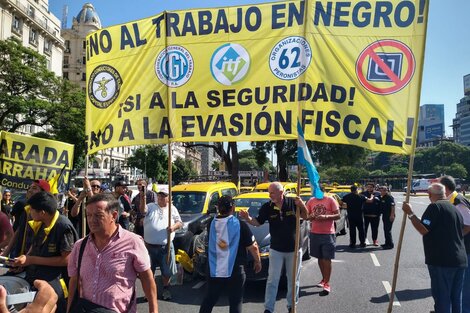 Protesta de taxistas en el centro porteño