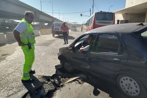 Se hundió un asfalto en Retiro y un auto cayó en un pozo