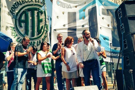 Gremios de la ciudad protestan frente a la Legislatura