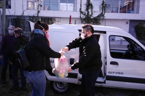 Científicos y docentes universitarios reparten alimentos ante la crisis del coronavirus