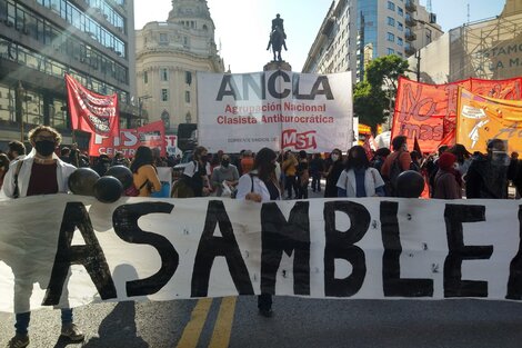 Protesta frente a la Legislatura Porteña por la ley de Emergencia Económica