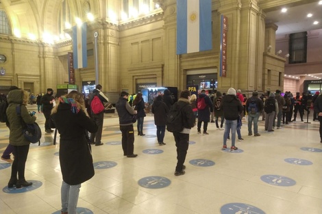 Usuarios de tren advierten que hay pocos controles en el retorno a la fase 1 de la cuarentena