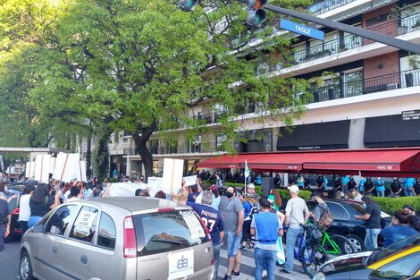 Una caravana de enfermeros se manifiesta frente de la casa de Horacio Rodriguez Larreta