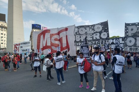 Organizaciones piqueteras realizan protesta en el Obelisco en reclamo de alimentos