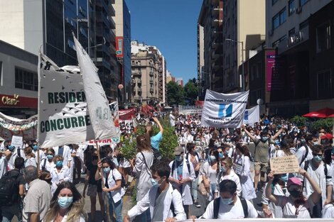 Trabajadores de la salud de la Ciudad pararon 36 horas y se movilizaron al Obelisco en reclamo por mejoras salariales