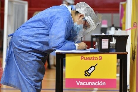 Con demoras y largas filas bajo la lluvia, comenzó la vacunación de adultos mayores de 80 años en la Ciudad