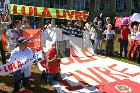 Vigilia cada día de los seguidores de Lula pidiendo por su liberación. 