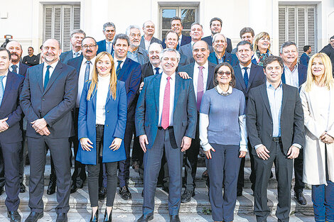 El precandidato Alberto Fernández al cierre del encuentro con los participantes del acta-compromiso. 