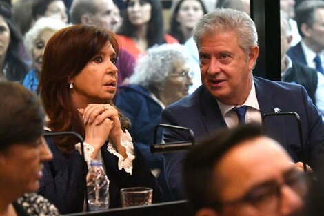 La ex presidenta Cristina Fernández de Kirchner junto a su abogado Carlos Beraldi.