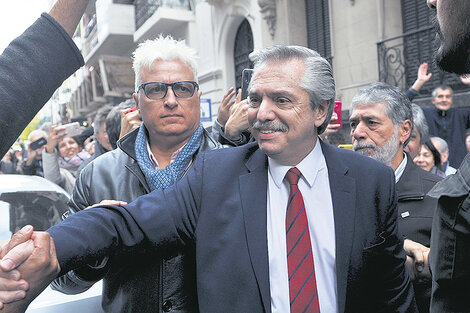 Alberto Fernández saluda a la gente que lo esperaba a la salida del Instituto Patria, un día después del triunfo electoral.