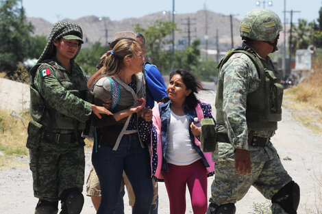 La Guardia Nacional detuvo a migrantes tratando de cruzar el Río Bravo, en Ciudad Juárez. 