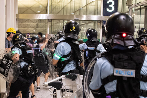 Los manifestantes denuncian la represión policial. 