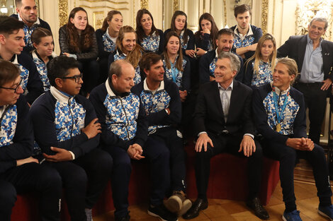 Mauricio Macri se mostró ayer con los deportistas que participaron de los Panamericanos.