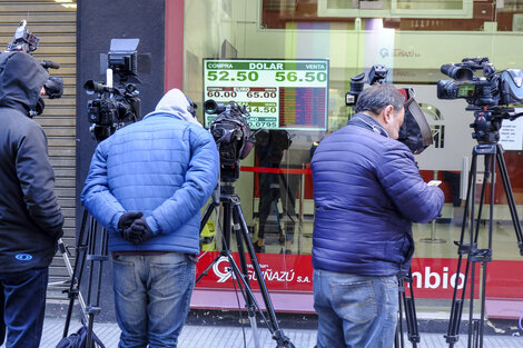 Dólar y cámaras. Las pizarras de las casas de cambio vuelven a ser una imagen de atención. 