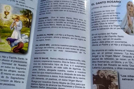 Las monjas fuerzan a los niños a rezar durante una hora, al cabo de la cual les regalan un rosario de plástico y un tríptico con instrucciones.