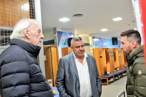 Menotti, Tapia y Messi en el predio de Ezeiza. 