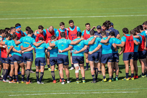 Mario Ledesma, técnico de Los Pumas, da indicaciones a sus jugadores.  