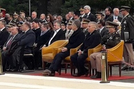 Carlos Stornelli, en segunda fila, en el acto por el día del Ejército.