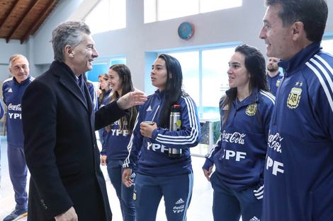 El Presidente saludó a las jugadoras en el predio de la AFA.