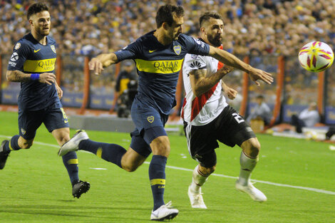 Izquierdoz y Pratto en la primera final de la Copa Libertadores.