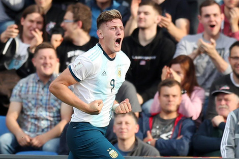 Gaich festejando durante el Mundial Sub 20: una imagen que se hizo viral por el parecido del 9 con el espectador de camisa.