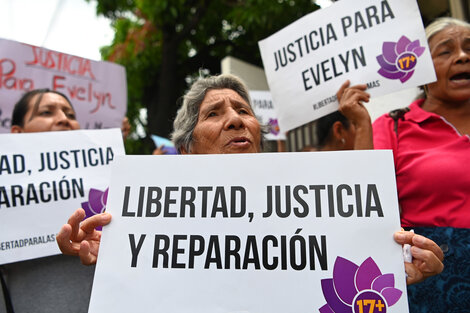 Manifestantes ante la puerta de los tribunales en la espera del veredicto por Evelyn Hernández. 