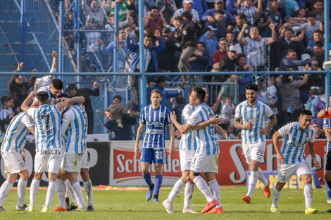 Atlético festeja la carambola que le dio los tres puntos ante el Tomba.