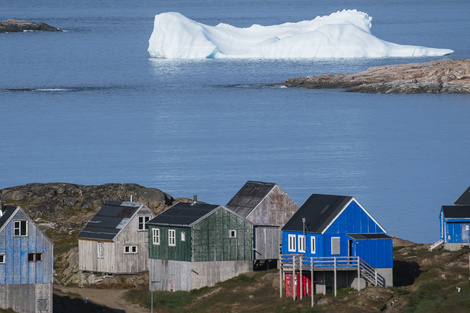 Un bloque de hielo flota delante del pueblo de Kulusuk, Groenlandia, esta semana.