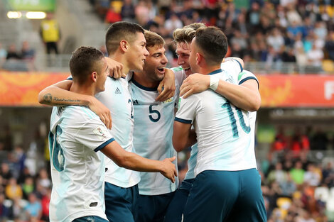 Los chicos de la Sub 20 festejan el 2-0 ante Portugal.