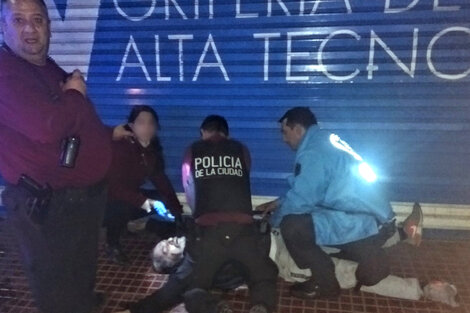 El hombre golpeado, ya fallecido en la vereda.