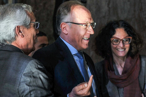 Guillermo Nielsen y Cecilia Todesca al ingresar a la reunión. 