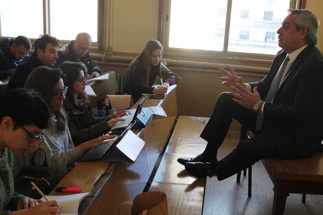 Alberto Fernández ante sus alumnos de Teoría general del derecho.